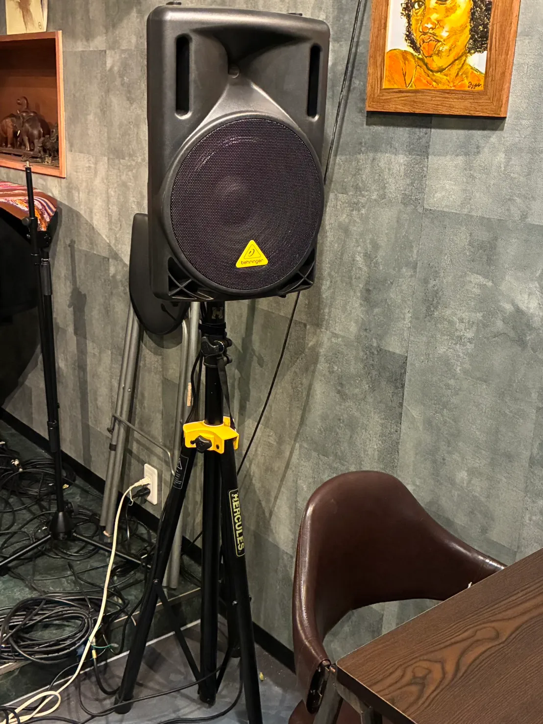 スピーカー BEHRINGER B212D 置き型