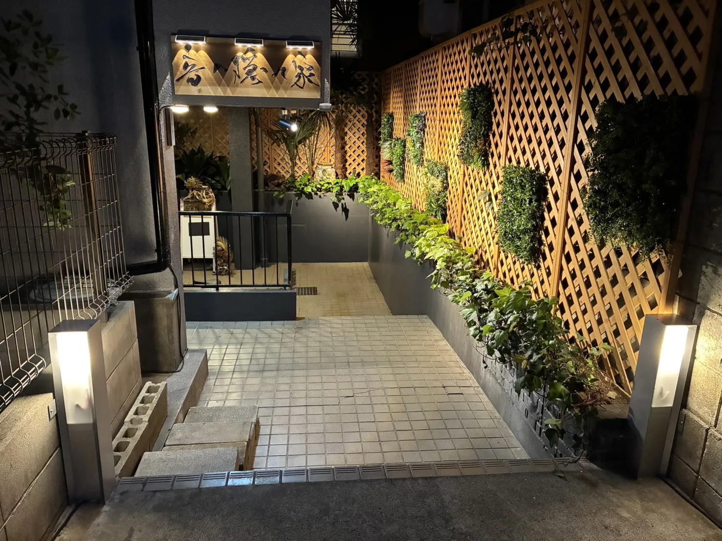 夜のエントランスへのアプローチ