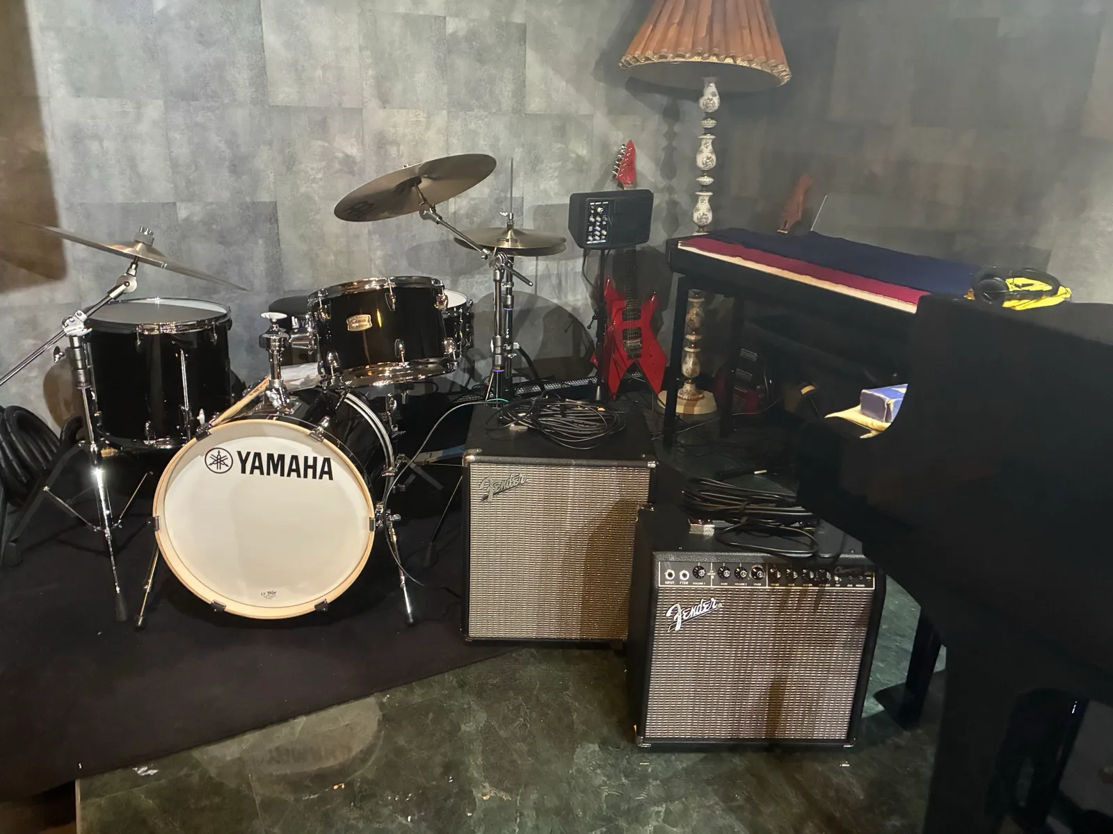 ドラム・Fenderアンプ・グランドピアノの並び