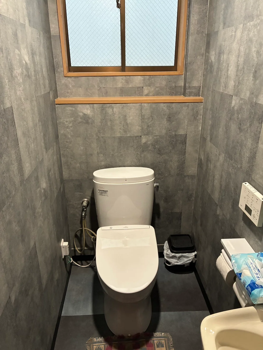 温水洗浄便座と手洗い器を備えたトイレ