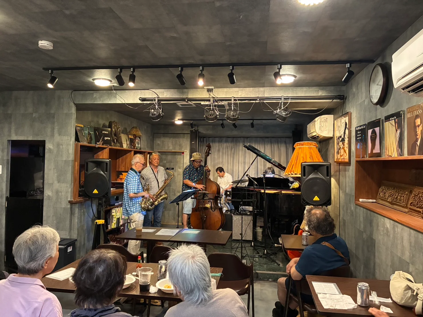 サックス・ウッドベース・ピアノによるライブの様子