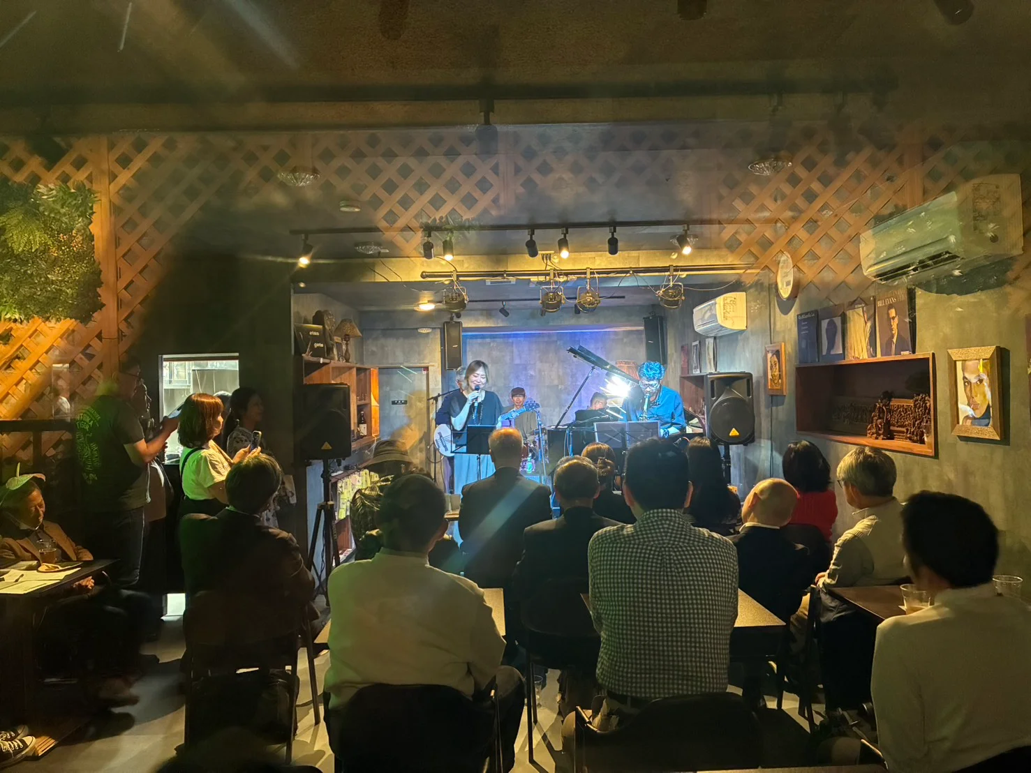 観客でにぎわうホールでのボーカルライブ